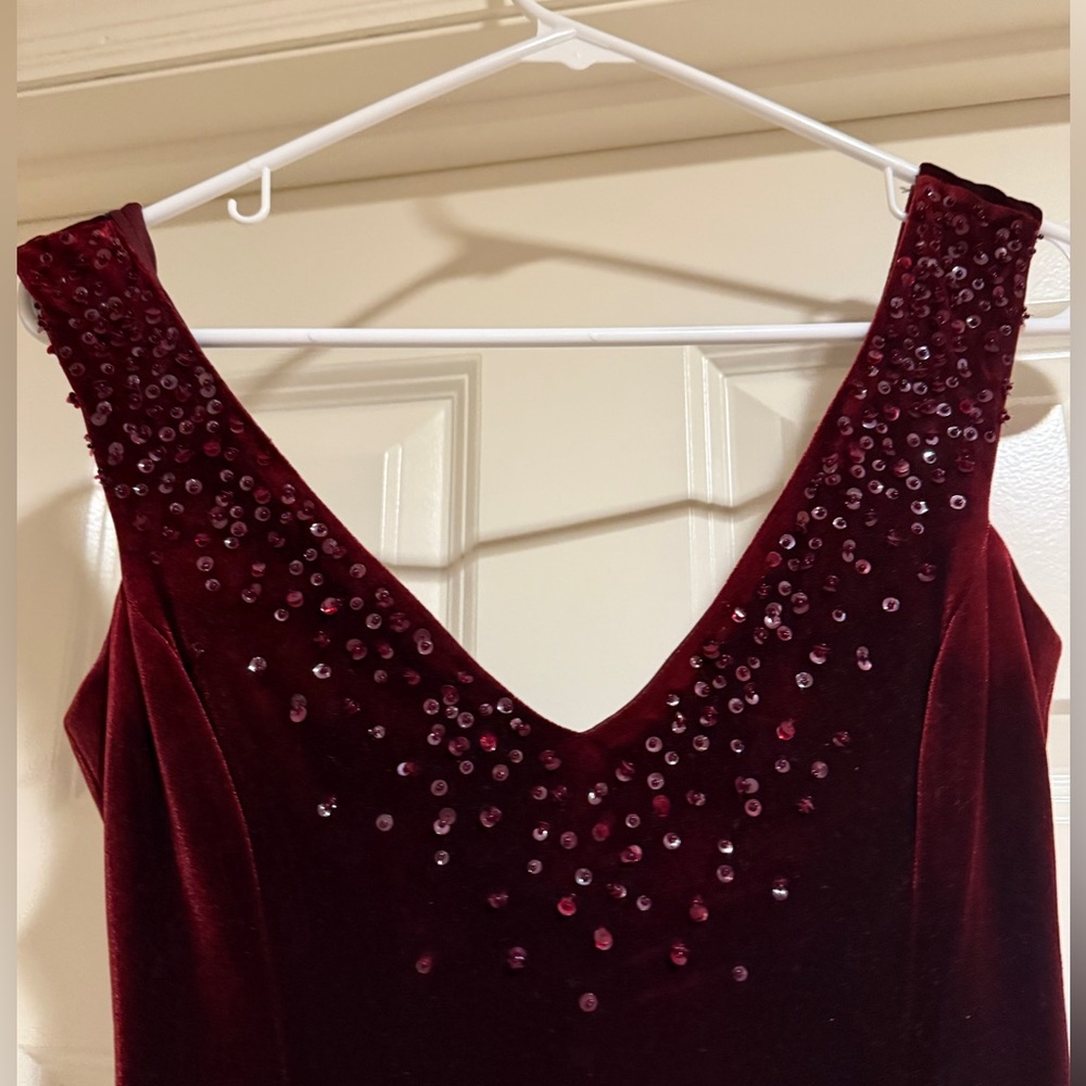 Laundry Stretch Velvet stunning dress w/ Beaded front. Fully lined. Can fit 4
